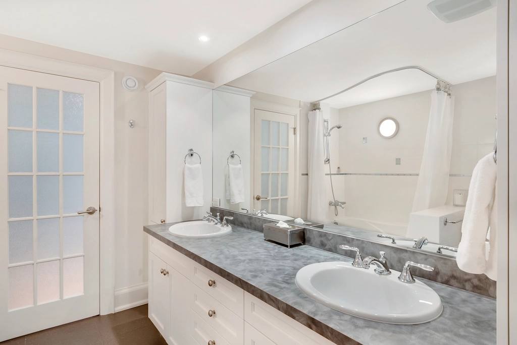 Double vanity washroom